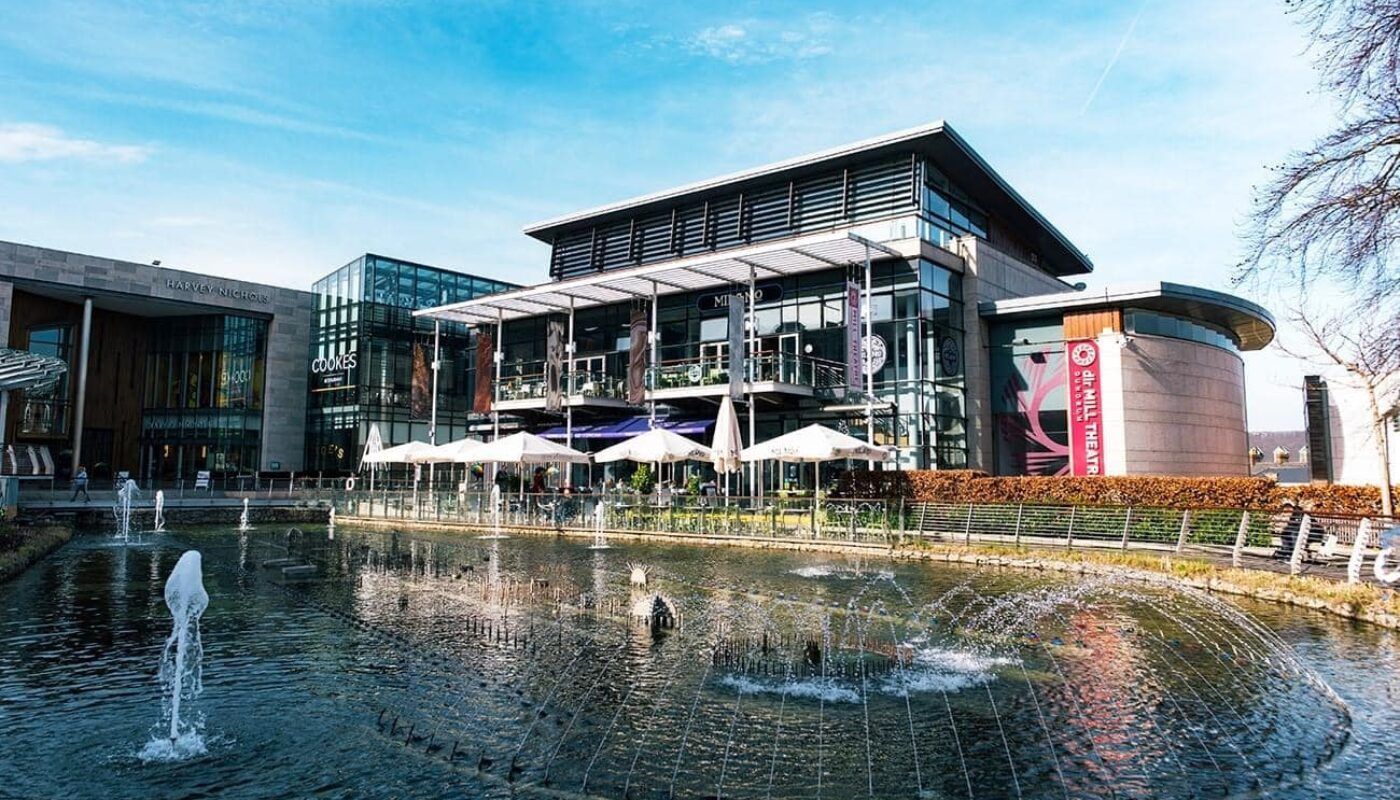 A large building with a fountain in front of it.