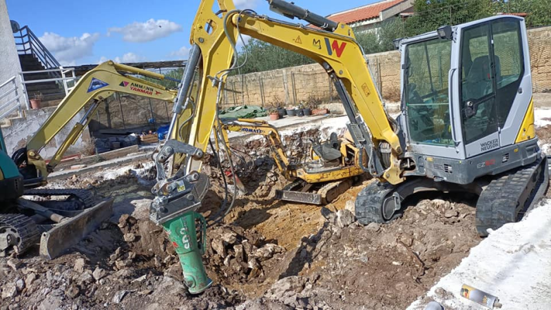 Cantiere con escavatori gialli