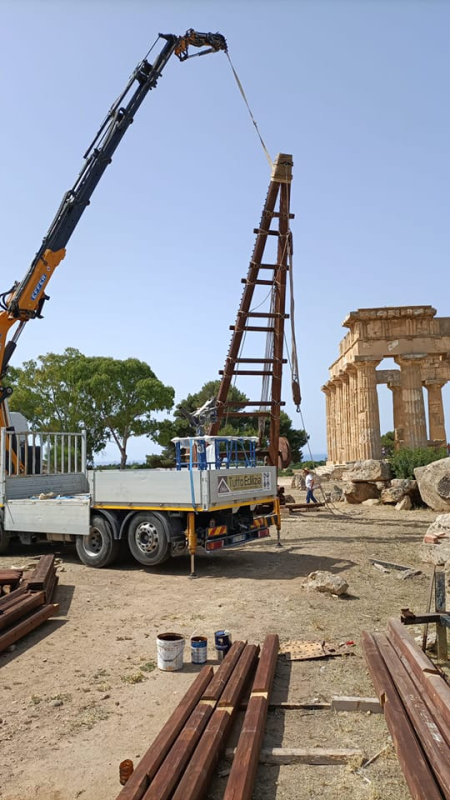 Gru che solleva una struttura metallica