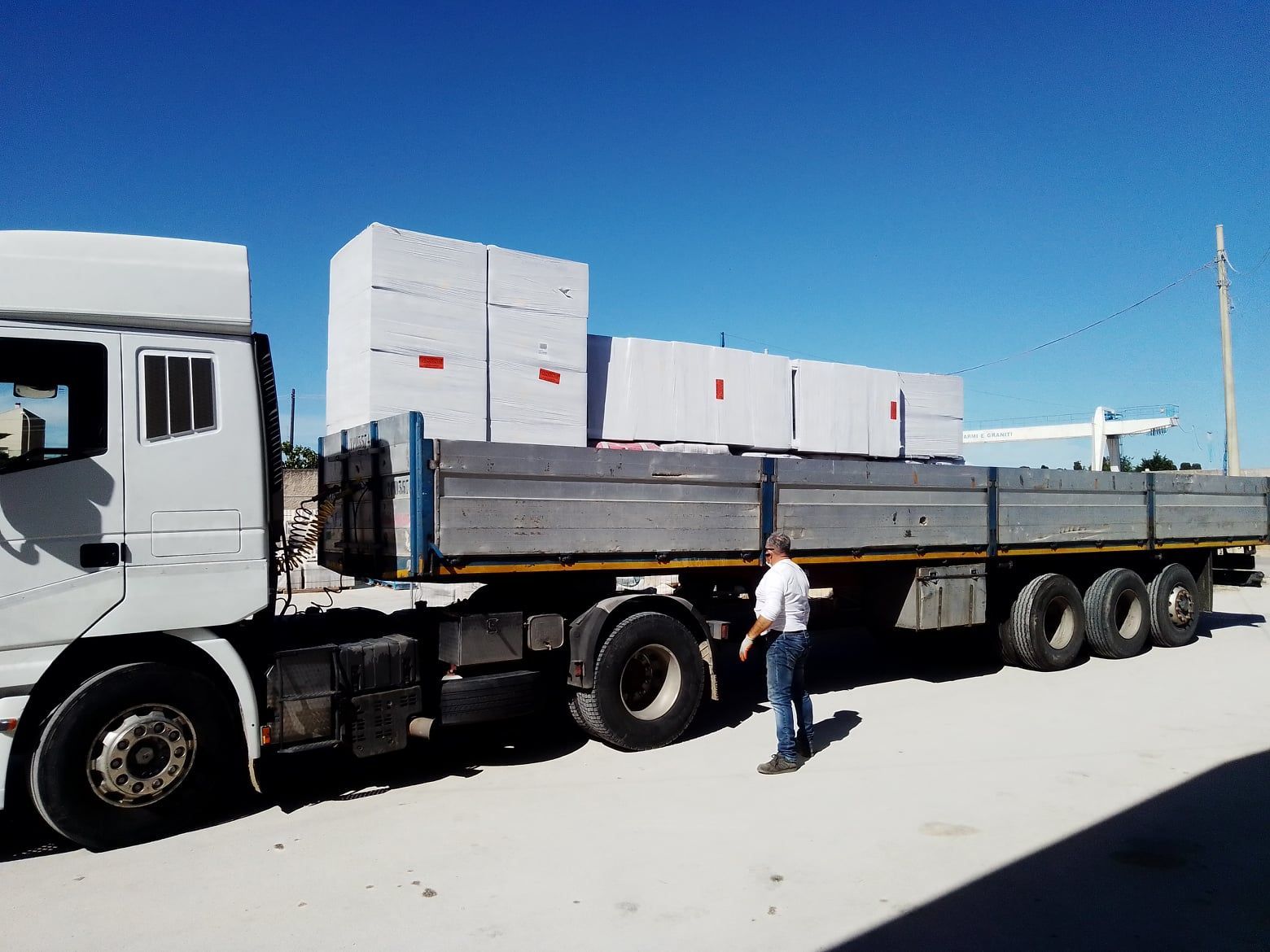 Un camion carico di blocchi bianchi