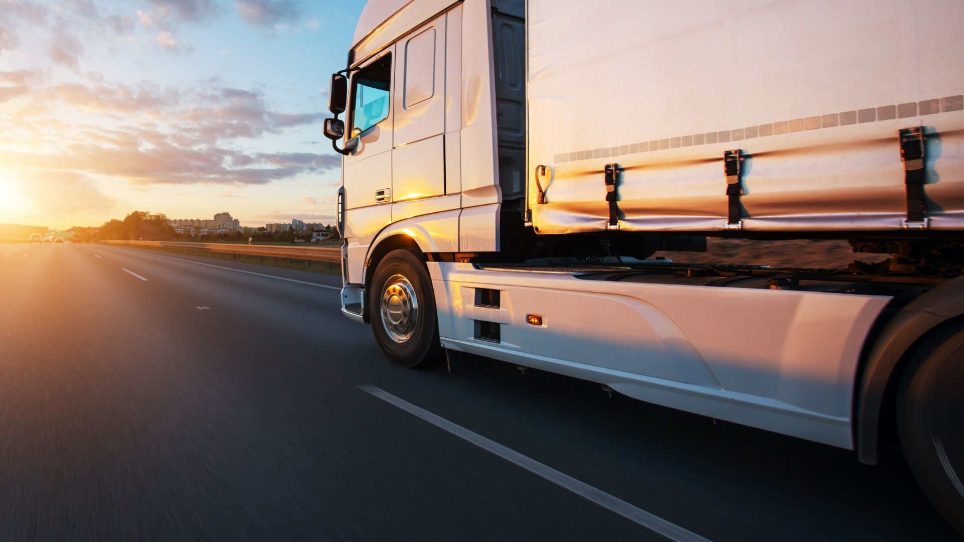Un camion bianco in autostrada