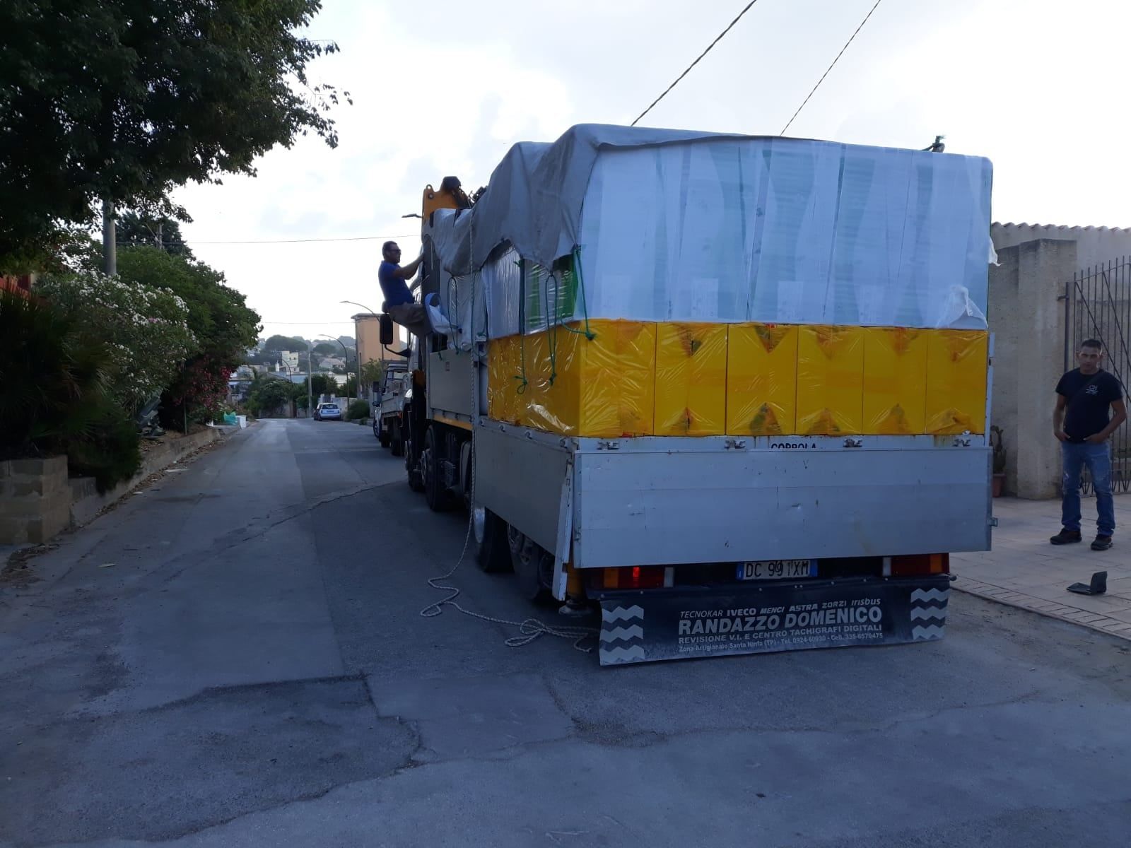 Camion carico di merci coperte