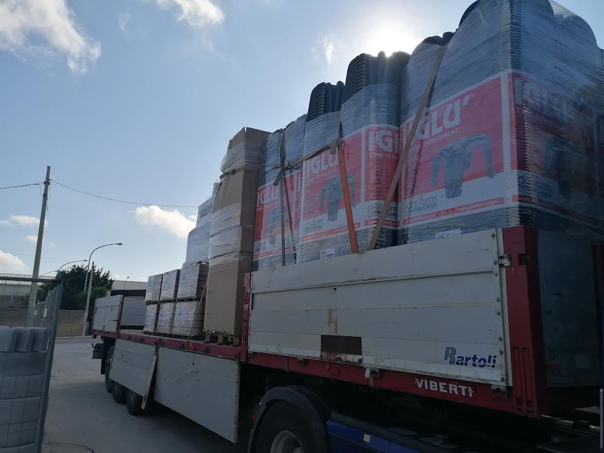 Un camion carico di materiali da costruzione