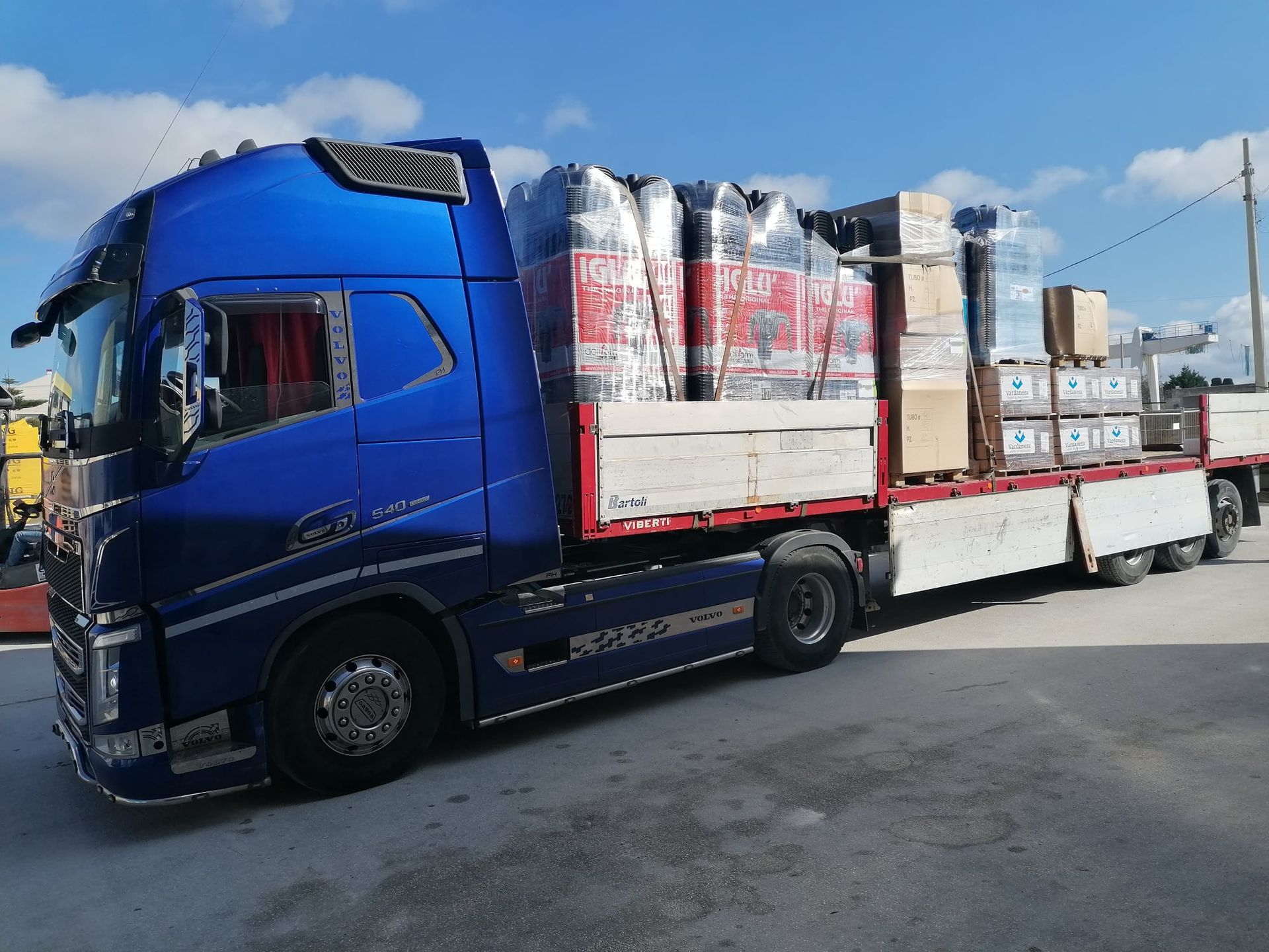 Un semirimorchio blu carico di materiali edili