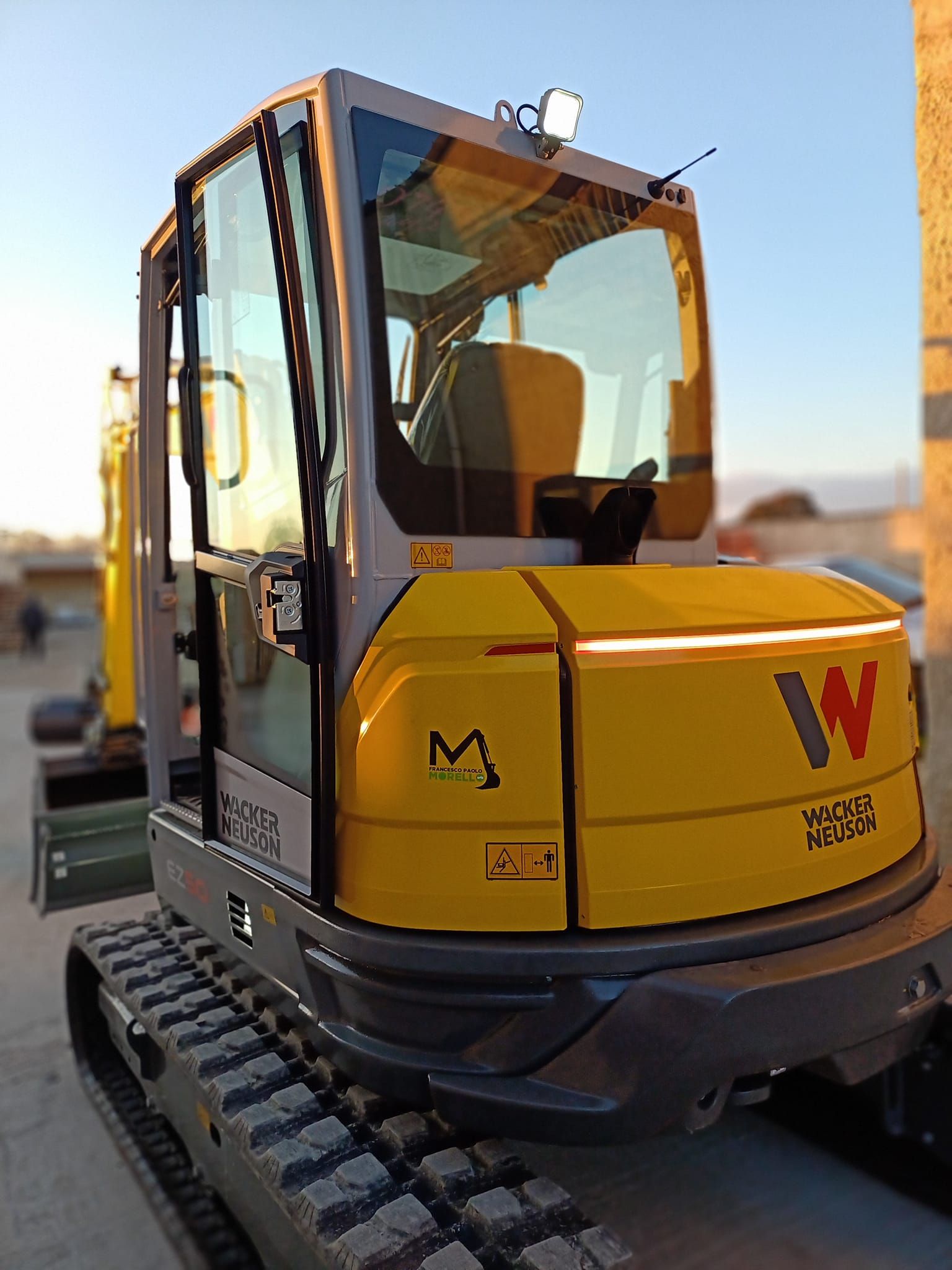 Miniescavatore giallo e grigio