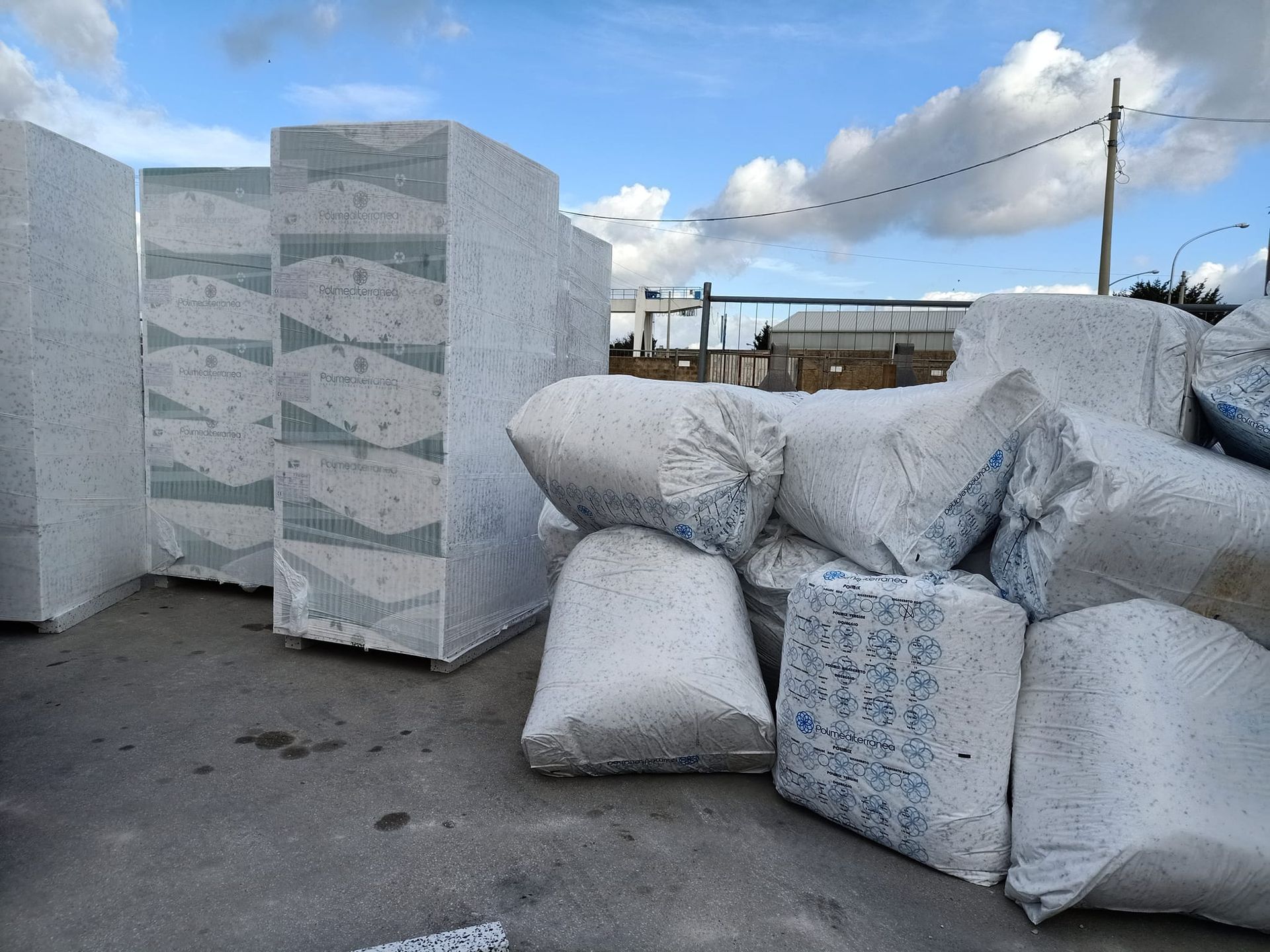 Esposizione con secchi di vernice