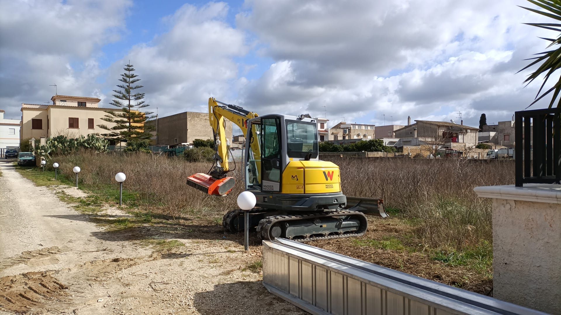 Escavatore giallo su un sentiero