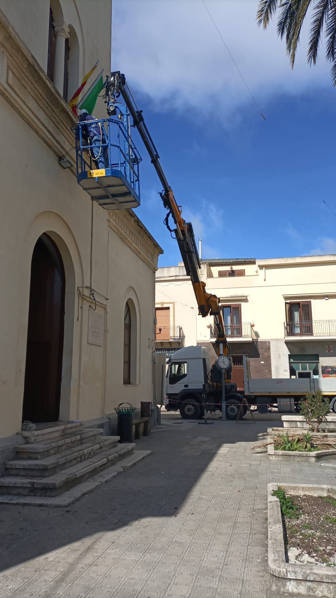 Una piattaforma aerea che si estende verso la facciata