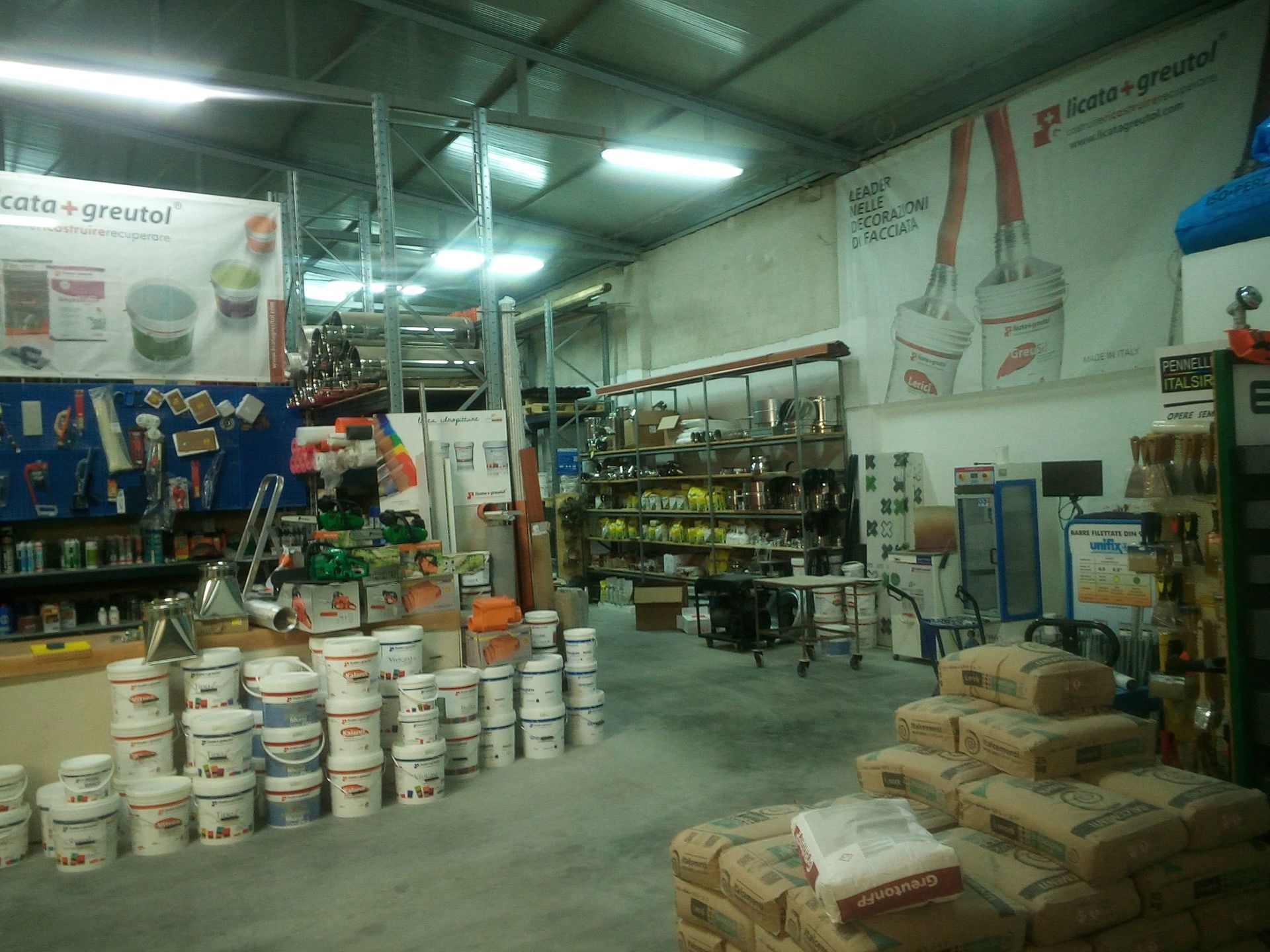 All'interno di un negozio di ferramenta