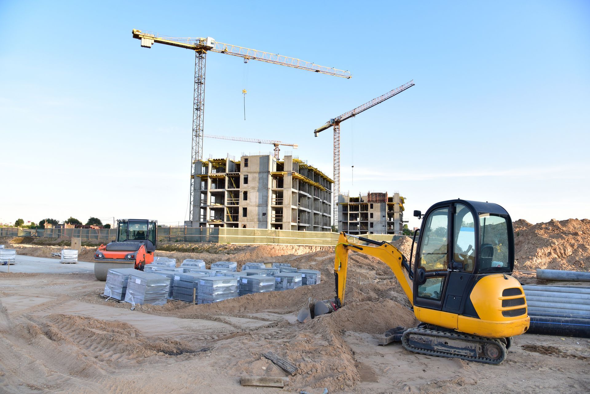 Cantiere con escavatore giallo