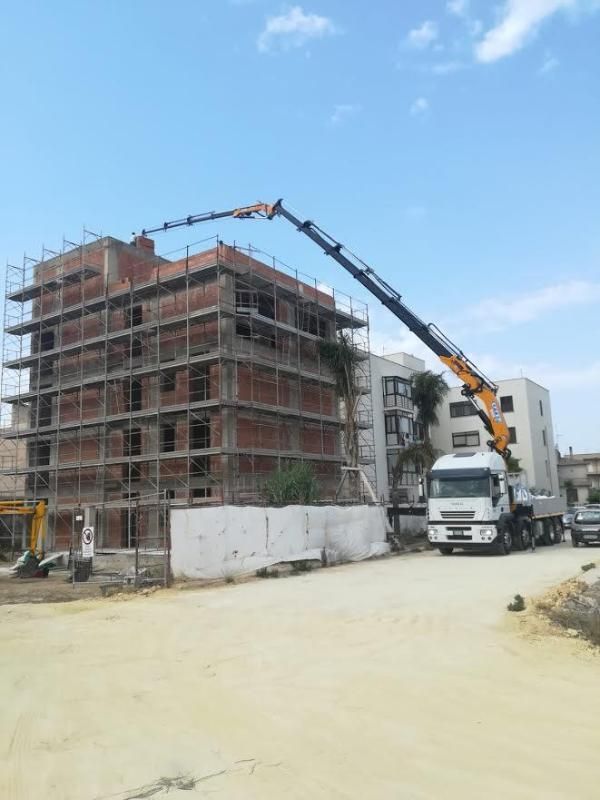Gru che raggiunge un edificio in costruzione