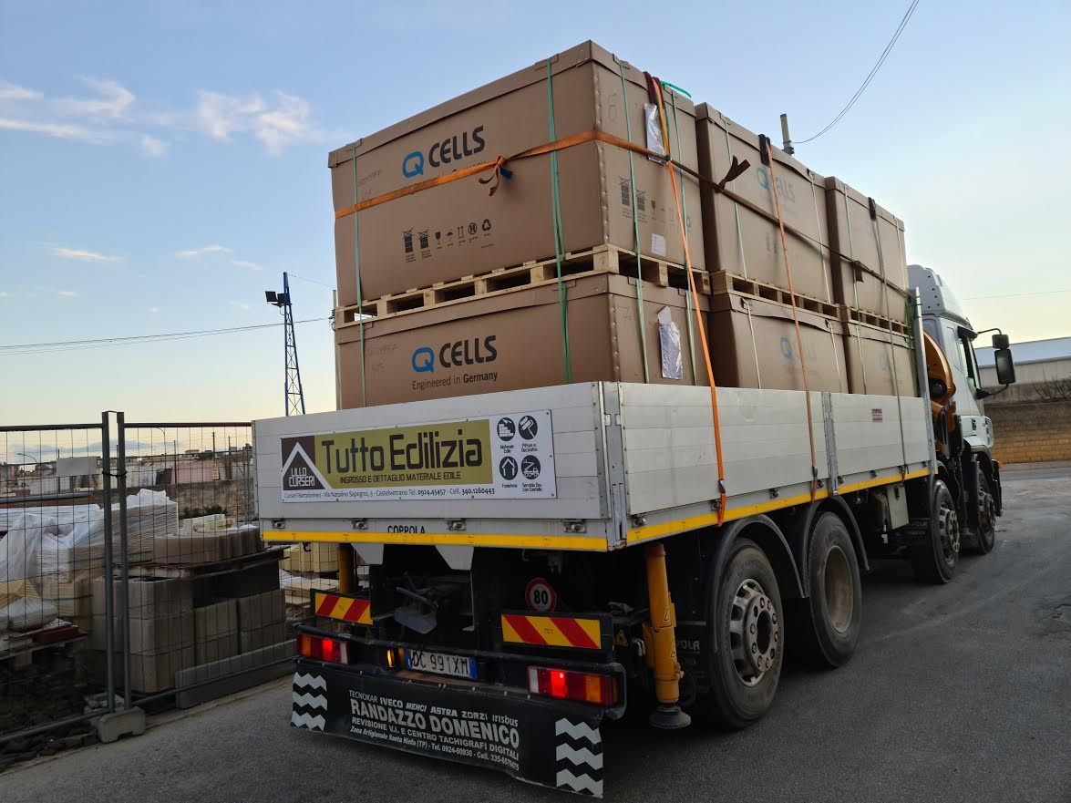 Camion carico di scatole