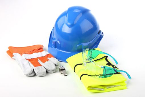 Equipo de seguridad : casco azul, guantes naranjas, gafas de seguridad verdes y chaleco reflectante amarillo.
