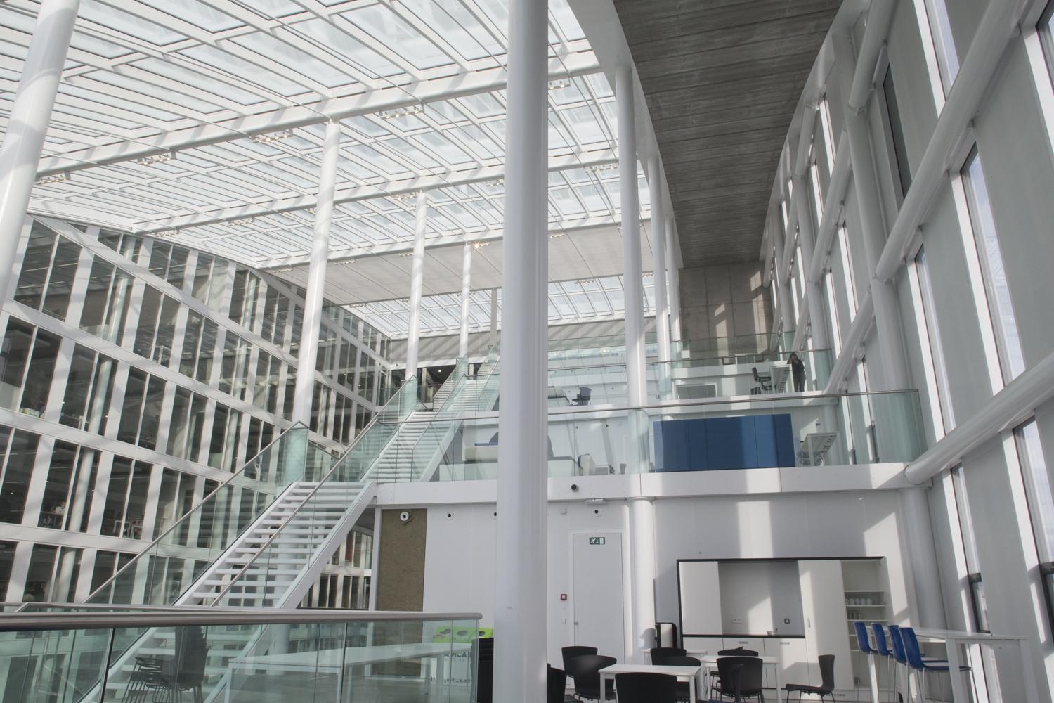 BIORGANIC - traiteur événementiel gastronomique 100% Bio à Bruxelles-vile, pour bel.brussels disposant d'un design architectural unique offrant une luminosité impressionnante, ce bâtiment passif met à disposition un auditoire moderne et plusieurs salles de réunion modulables