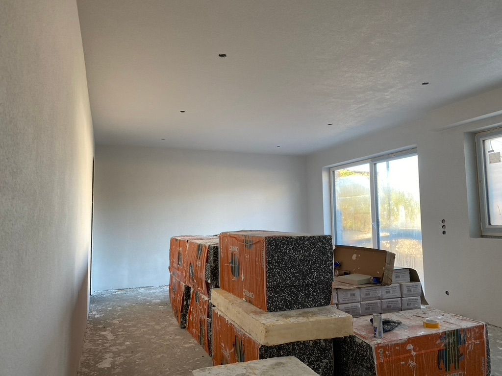 Ein Raum mit vielen übereinander gestapelten Ziegeln.