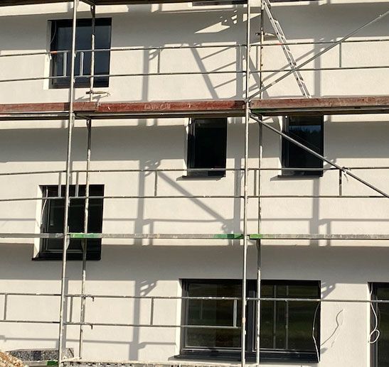 Ein im Bau befindliches Gebäude mit Gerüst darum herum