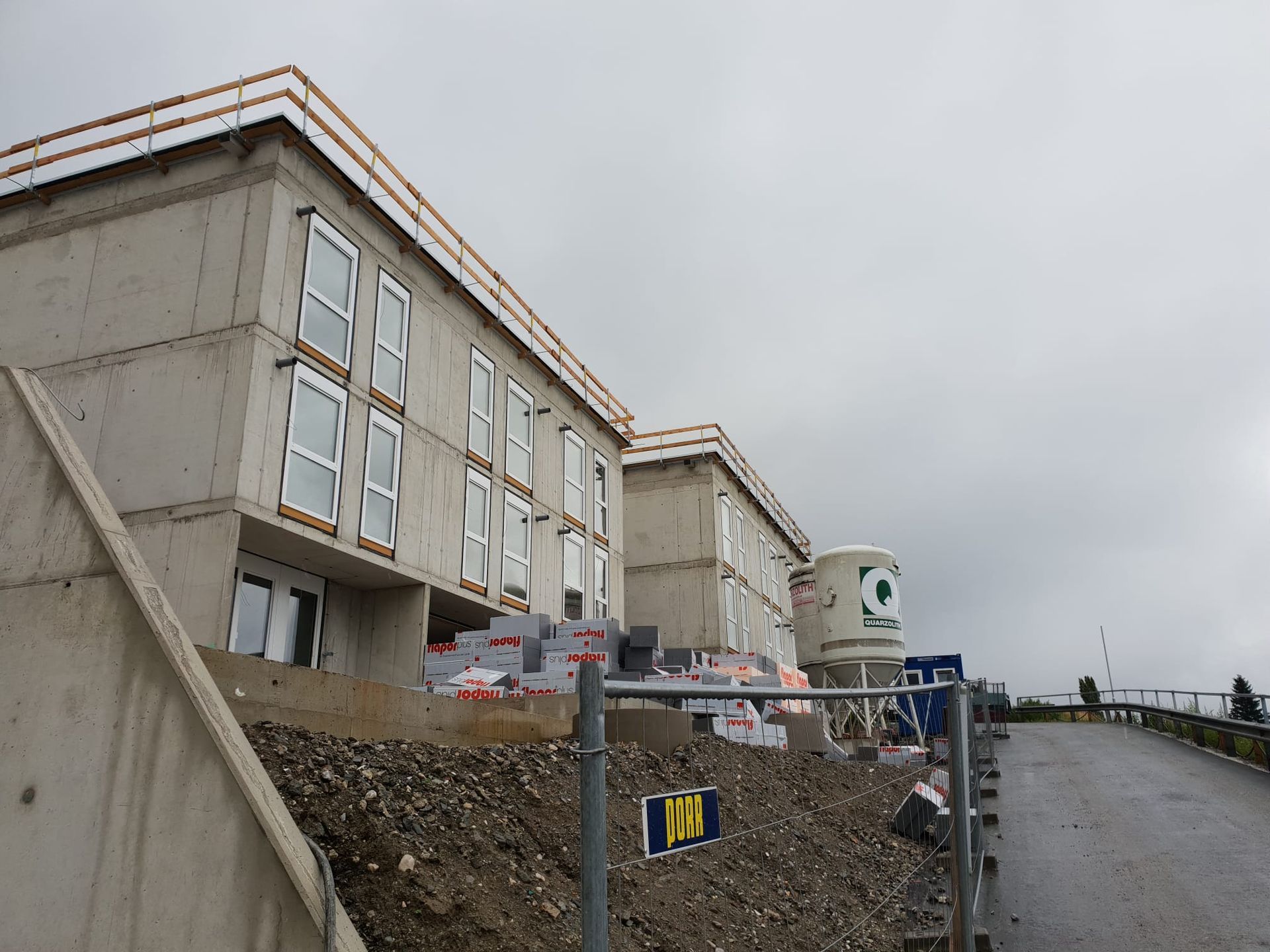 Ein im Bau befindliches Gebäude mit einem Zaun davor