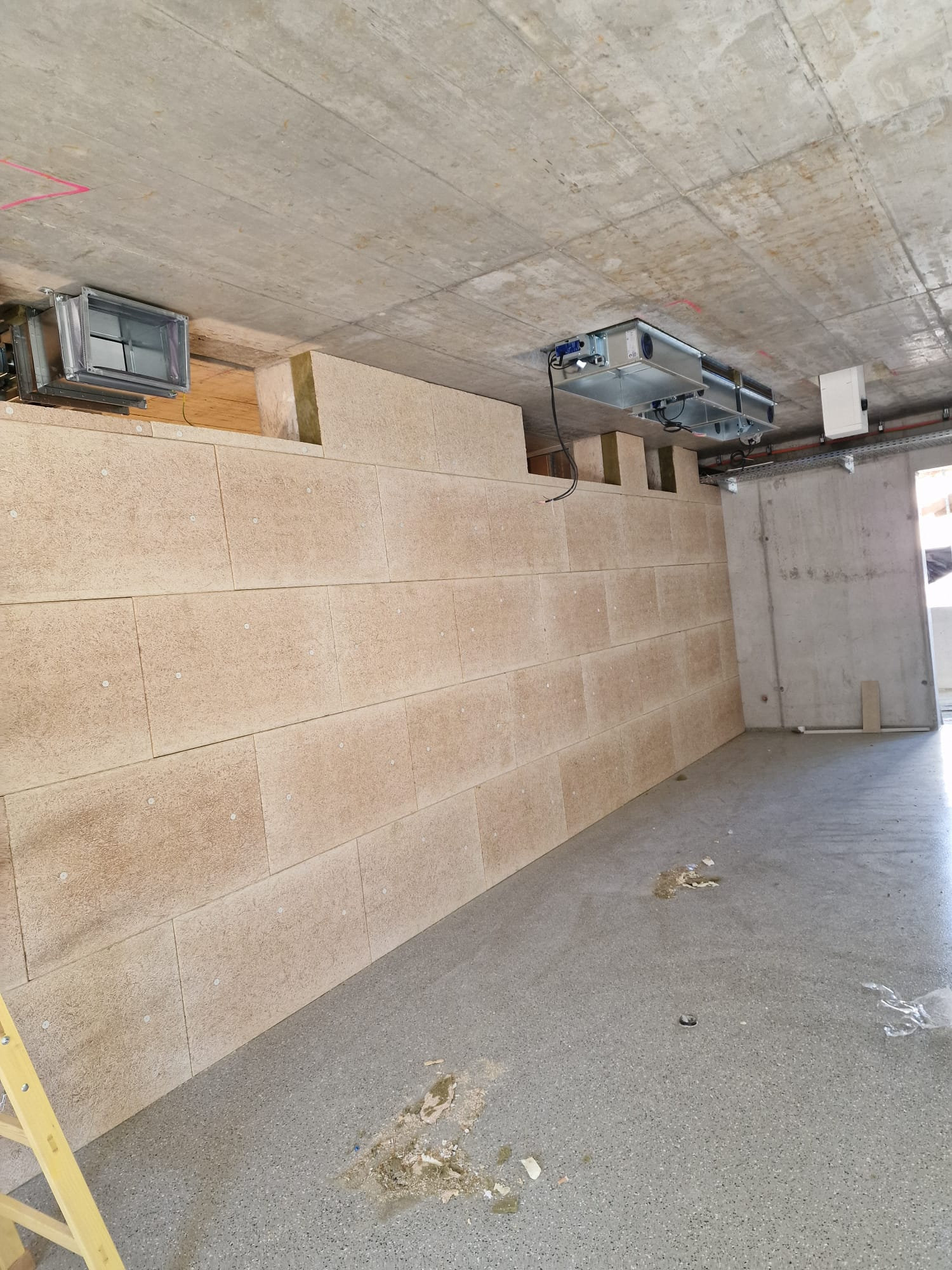 Ein Raum mit einer Ziegelwand und einer Ziegeldecke.