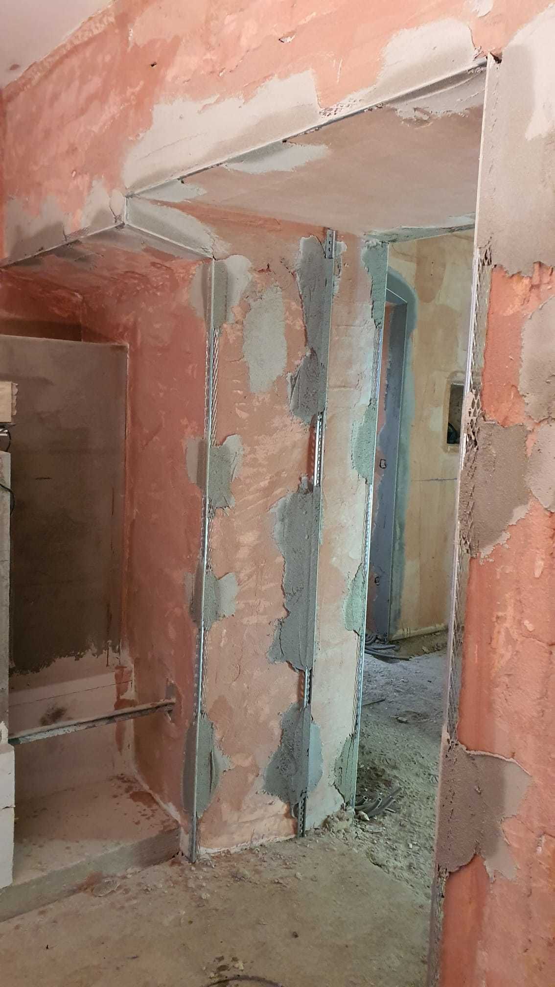 Ein im Bau befindlicher Raum mit einer Ziegelwand und einer Tür.