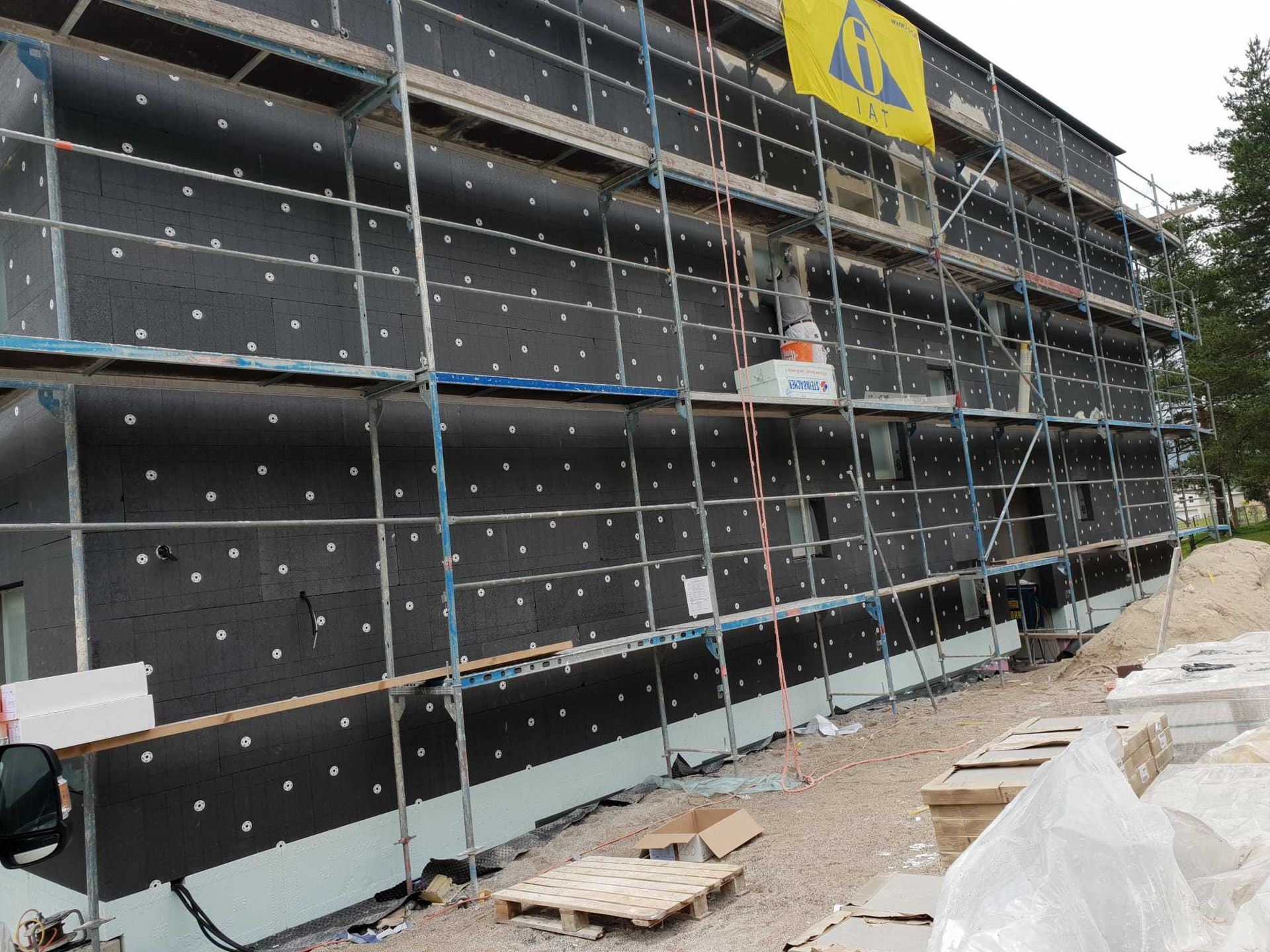 Ein großes Gebäude wird mit Gerüsten darum herum gebaut