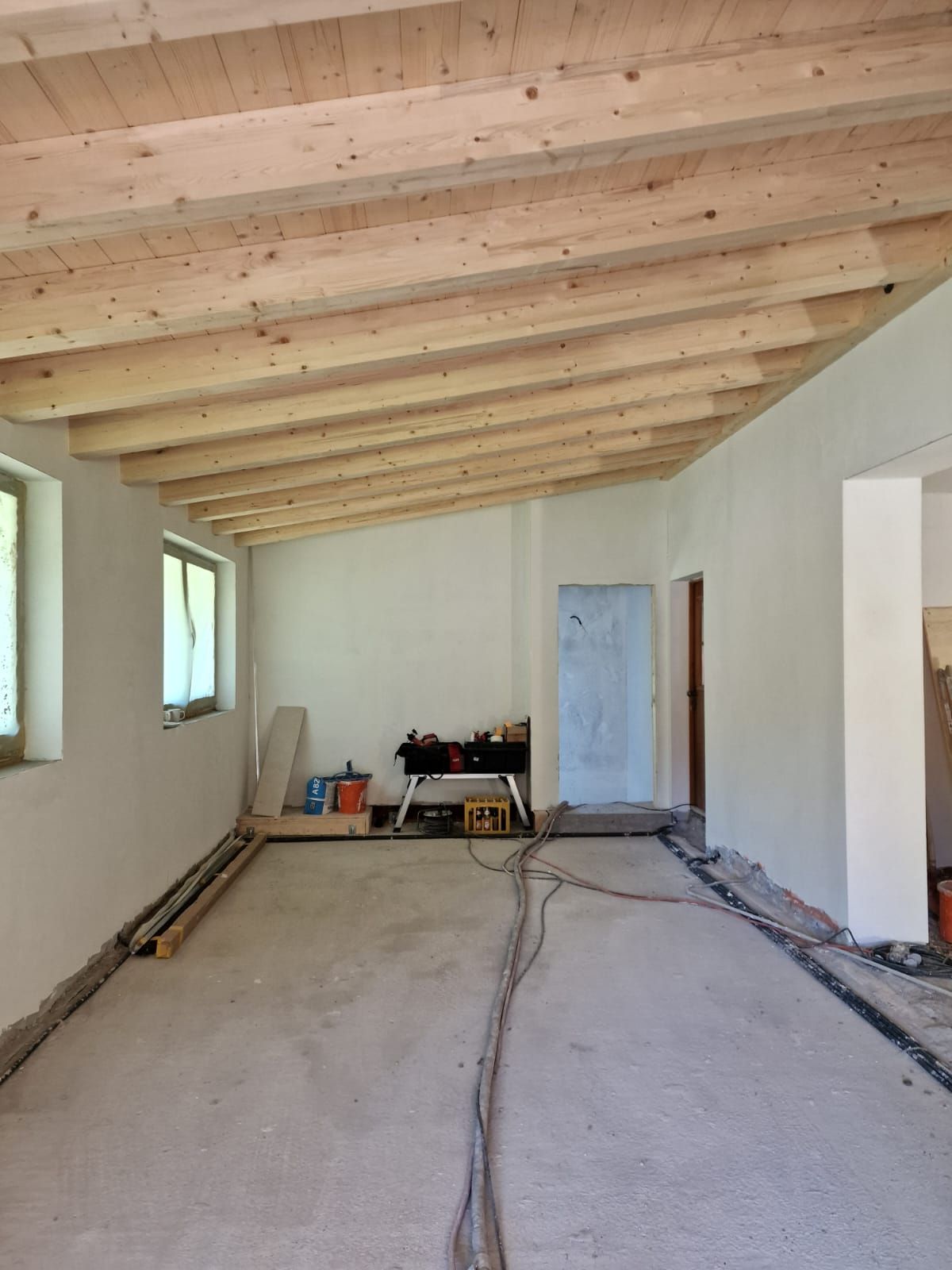 Ein leerer Raum mit Holzbalken an der Decke