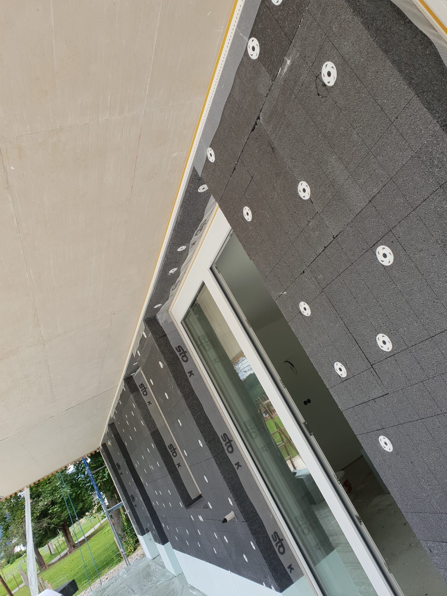 Es entsteht ein Gebäude mit Glasschiebetür.