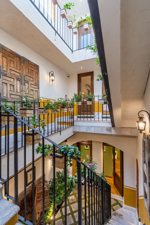 Una escalera que conduce a un balcón en un edificio.