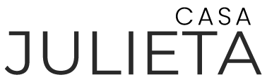 Un logotipo en blanco y negro para Casa Julieta sobre un fondo blanco.