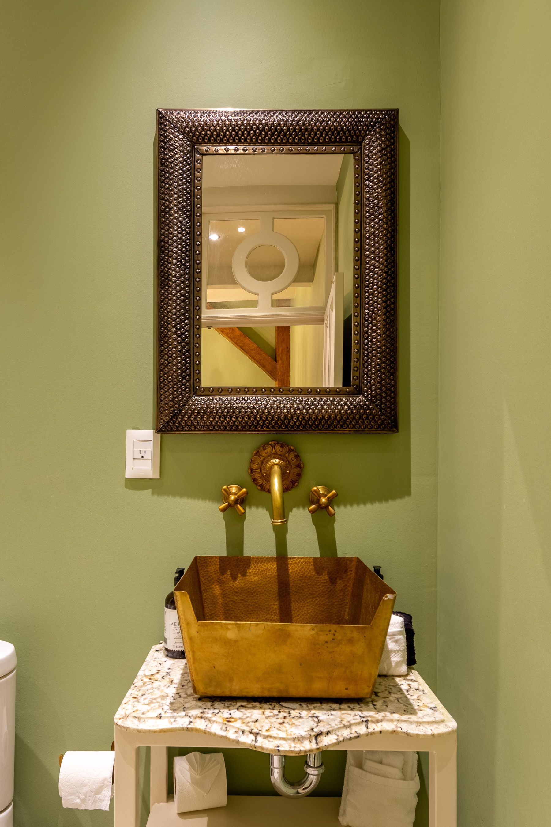 Un baño con un lavabo y un espejo en la pared.