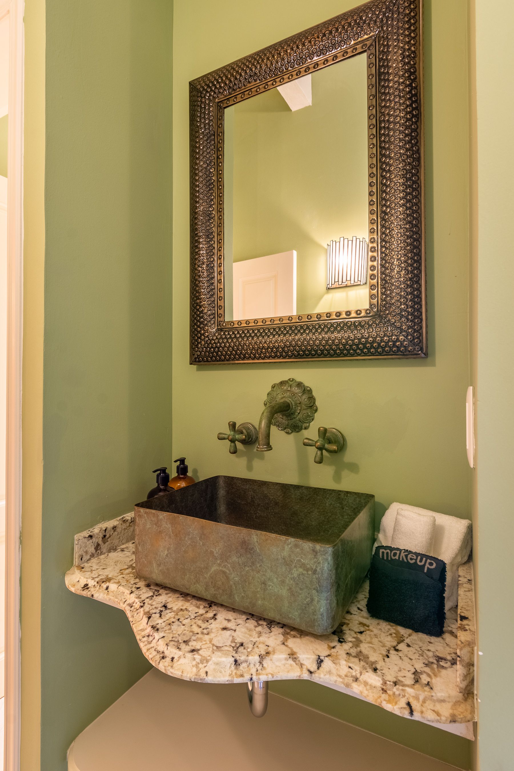Un baño con un lavabo y un espejo en la pared.