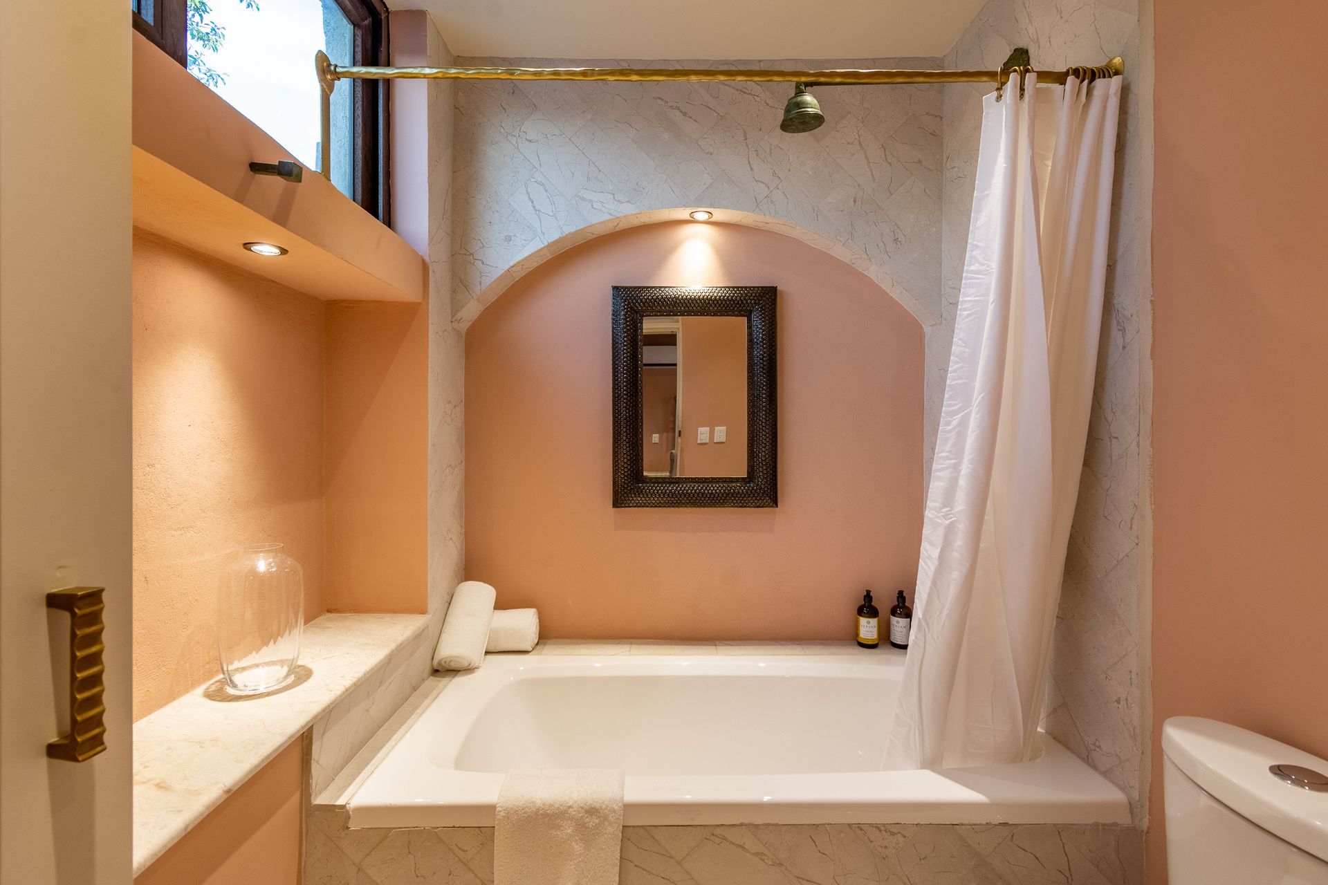 Un baño con bañera y WC