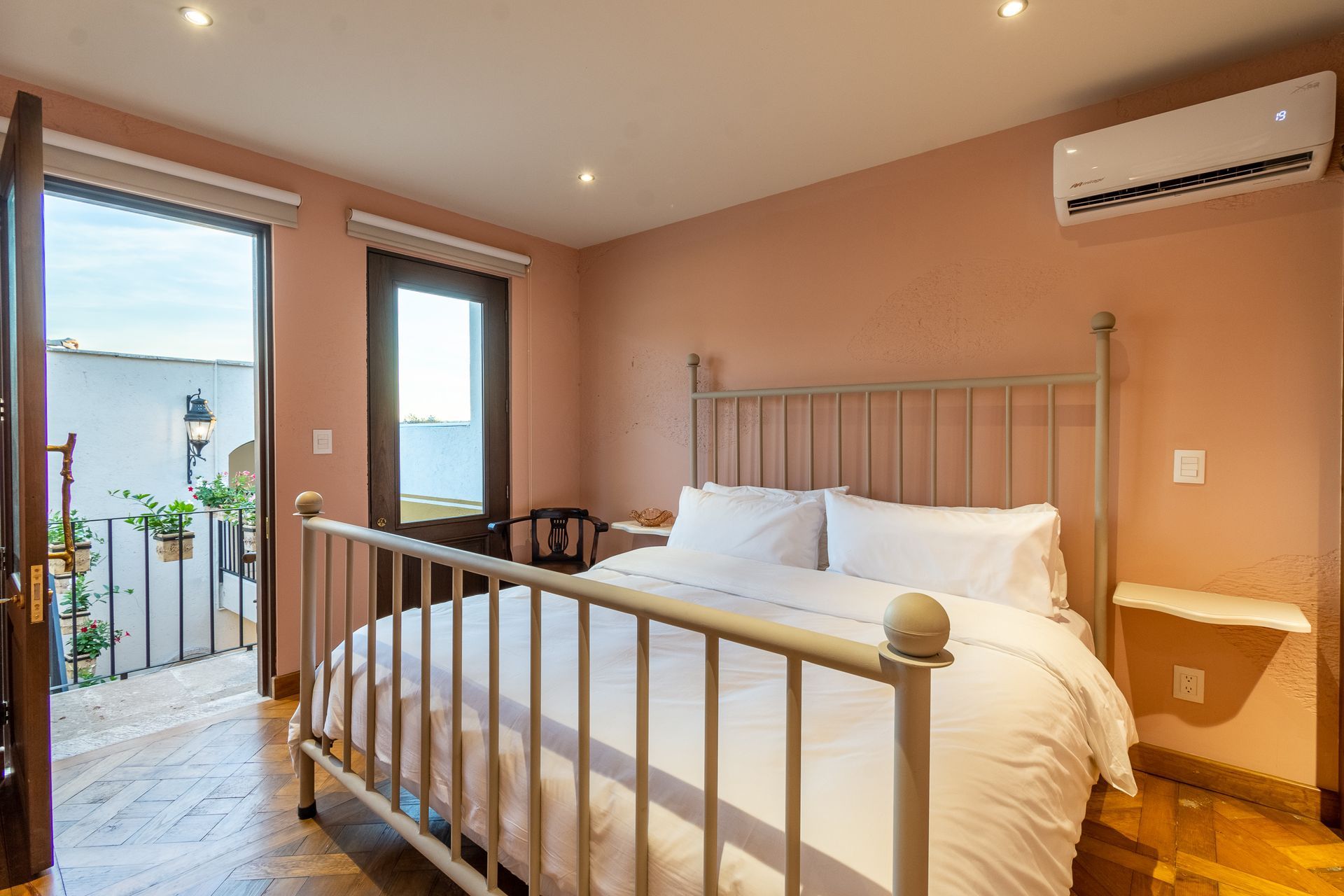 Un dormitorio con una cama king size y un balcón.