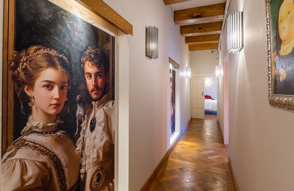 Un pasillo con un cuadro de un hombre y una mujer en la pared.