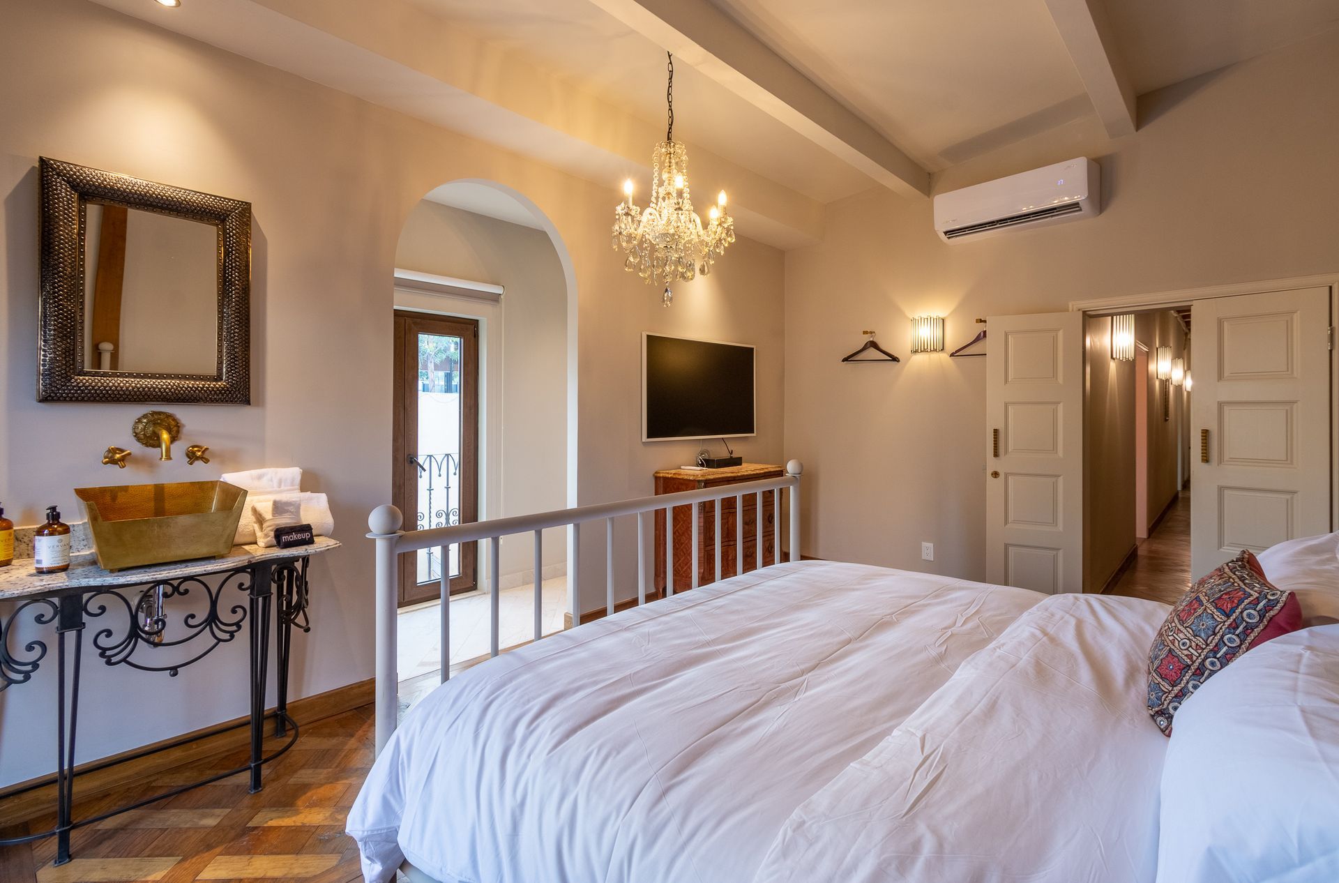 Hay una cama grande en el medio de la habitación.