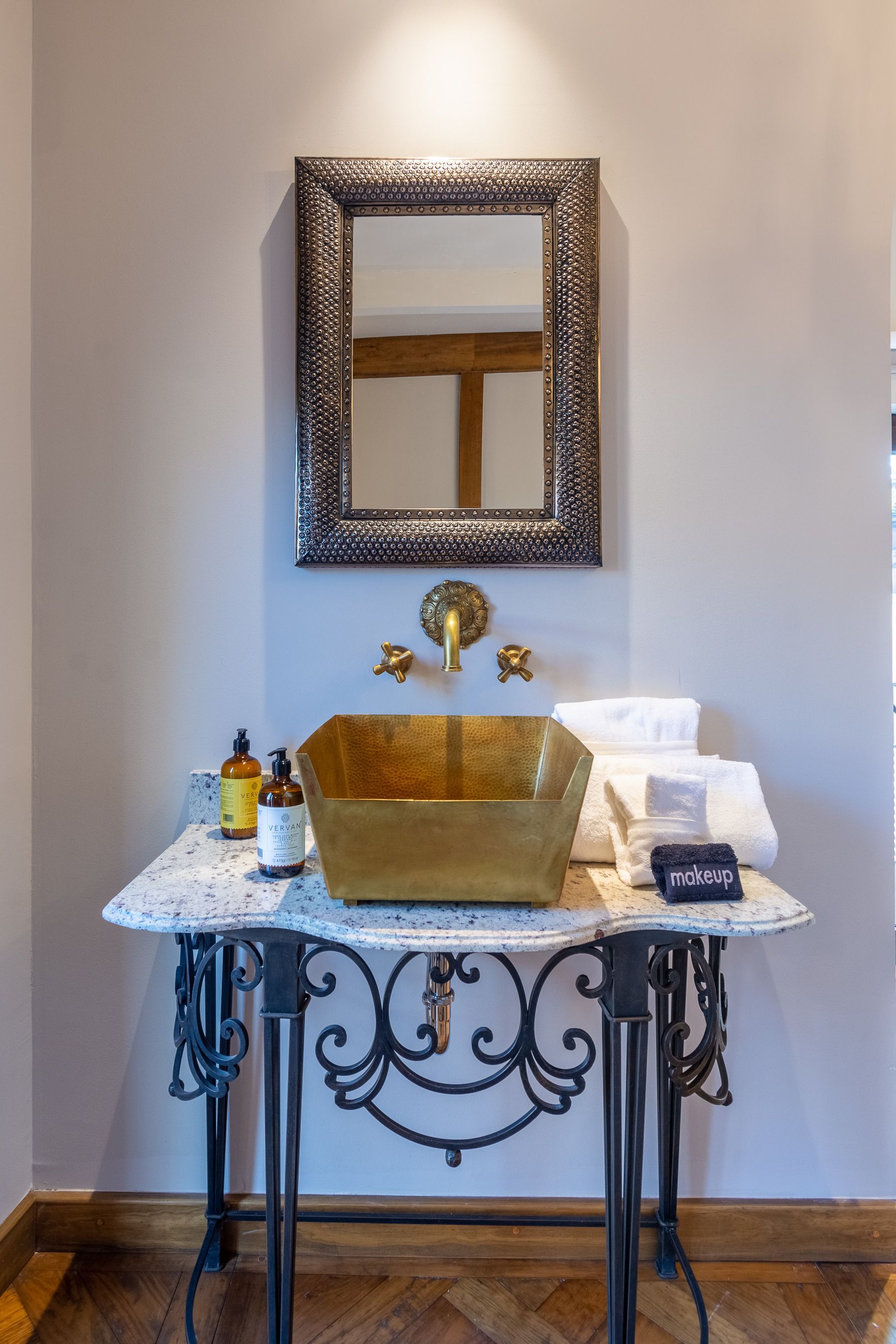 Un baño con un lavabo y un espejo en la pared.
