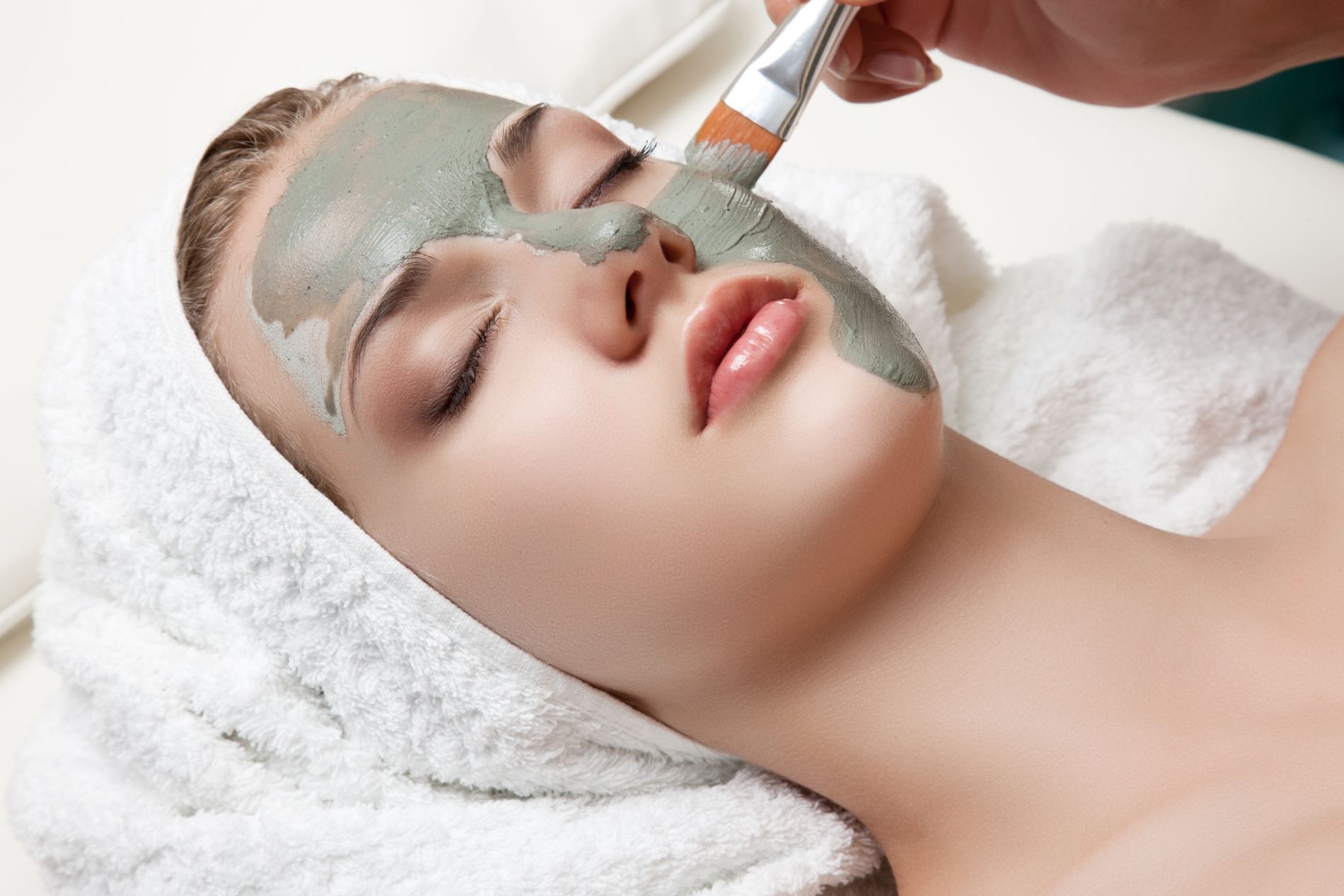 Pulizia del viso con maschera all'argilla