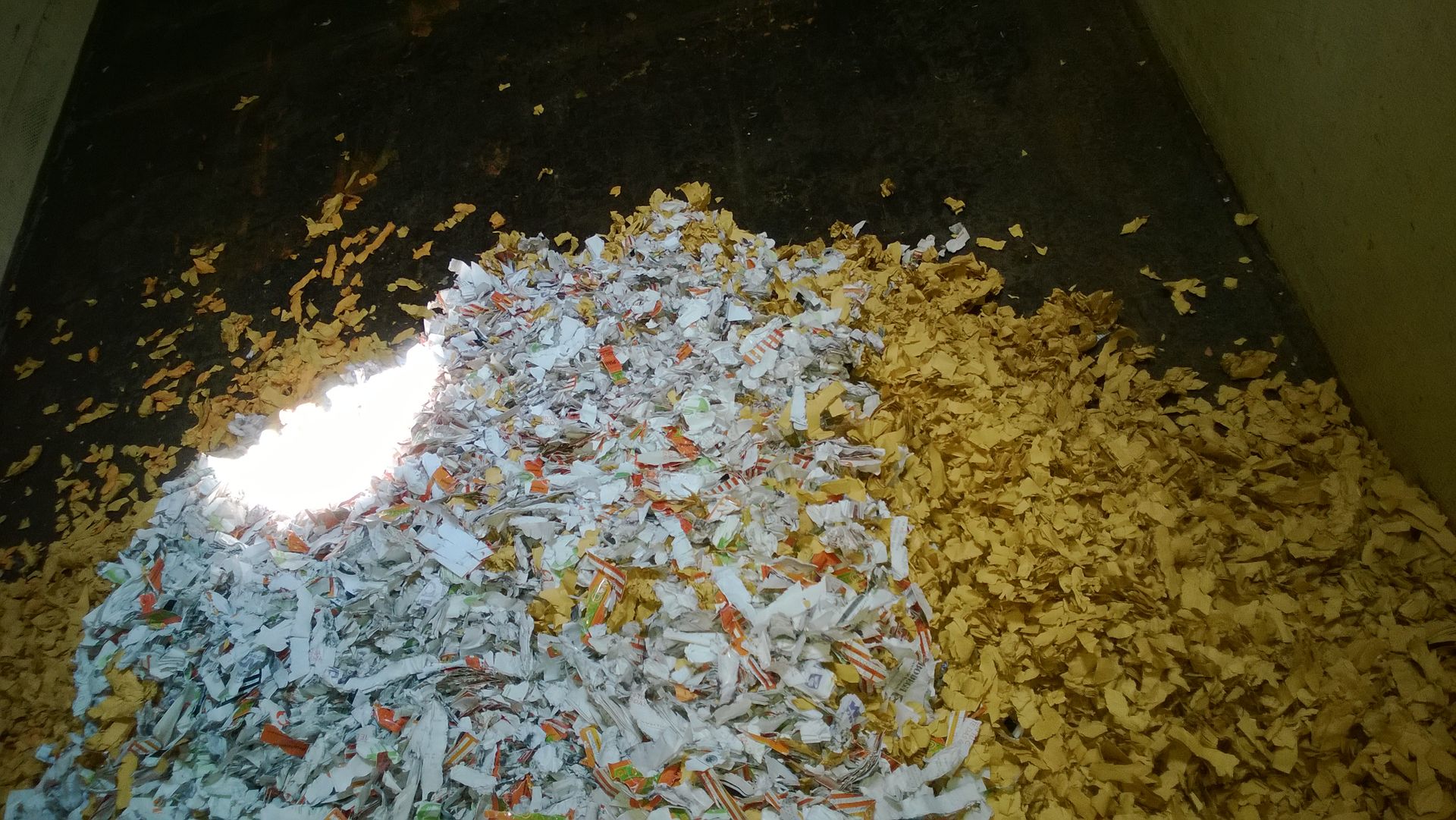 Sobre una mesa hay un montón de papel triturado.flex