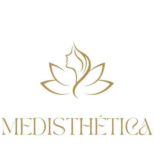 Logo doré : le profil d’une femme dans une fleur de lotus stylisée, avec l’inscription « MEDISTHÉTICA » en dessous.