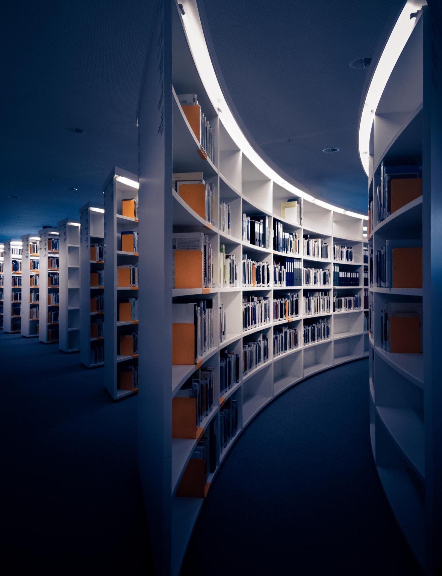 Bibliothek mit gekrümmten Bücherregalen