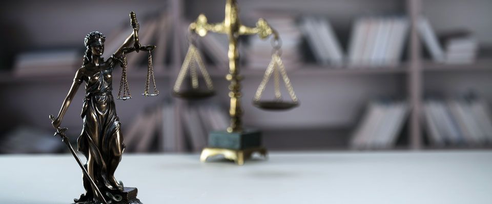 Justicia steht auf Schreibtisch von Anwalt für indisches Strafrecht