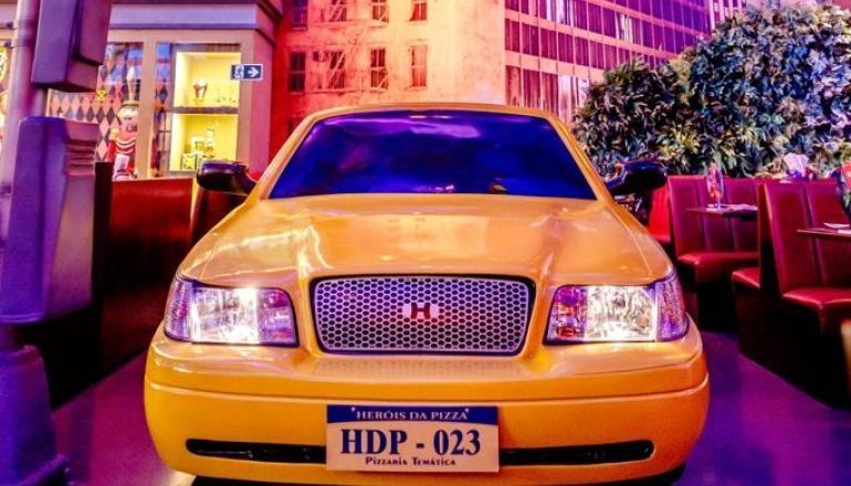 Um carro amarelo com uma placa que diz hdp-023