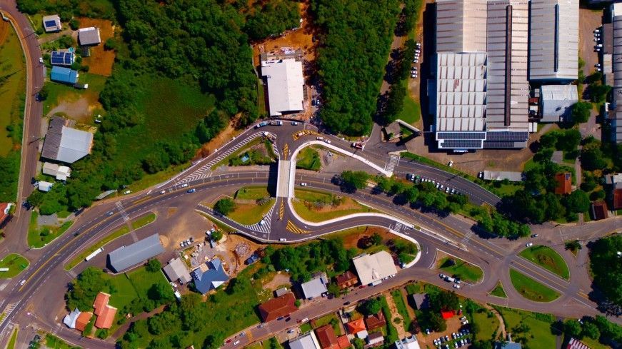 Uma vista aérea de uma cidade com uma rotatória no meio.