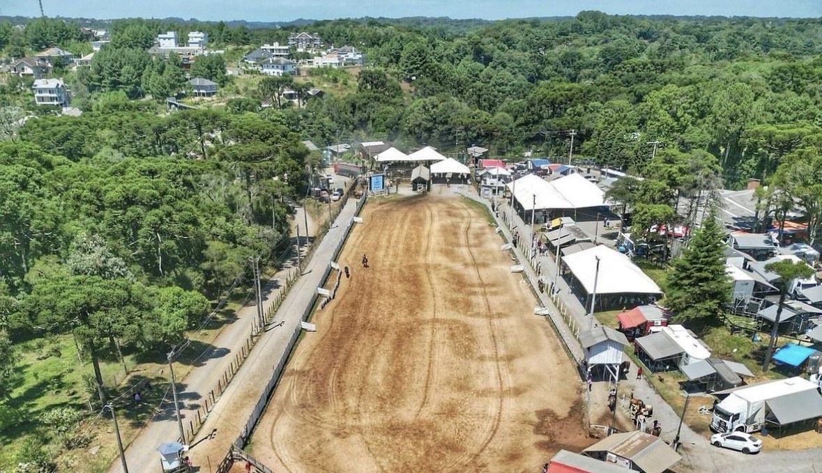 Uma vista aérea de uma pista de terra cercada por árvores.