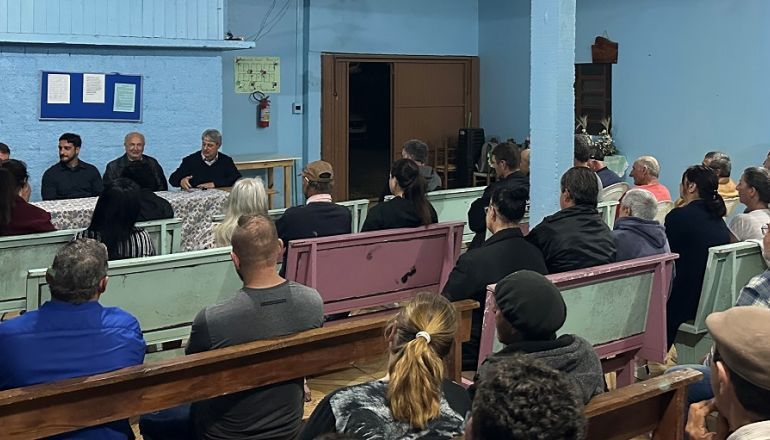 Um grupo de pessoas está sentado em uma igreja.