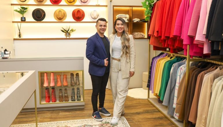 Um homem e uma mulher estão em uma loja de roupas.