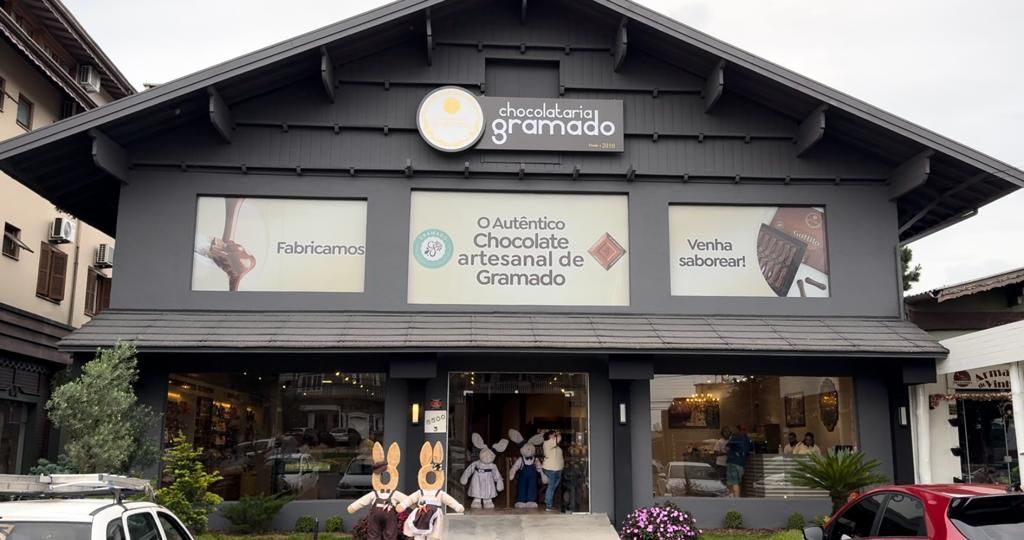 Um prédio preto com uma placa que diz Gramado.