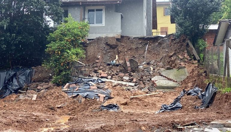 Uma grande pilha de terra está na frente de uma casa.