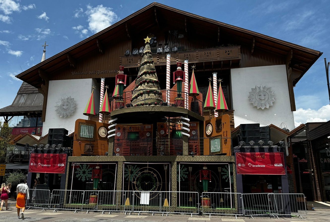 Um grande edifício com uma árvore de Natal em cima.