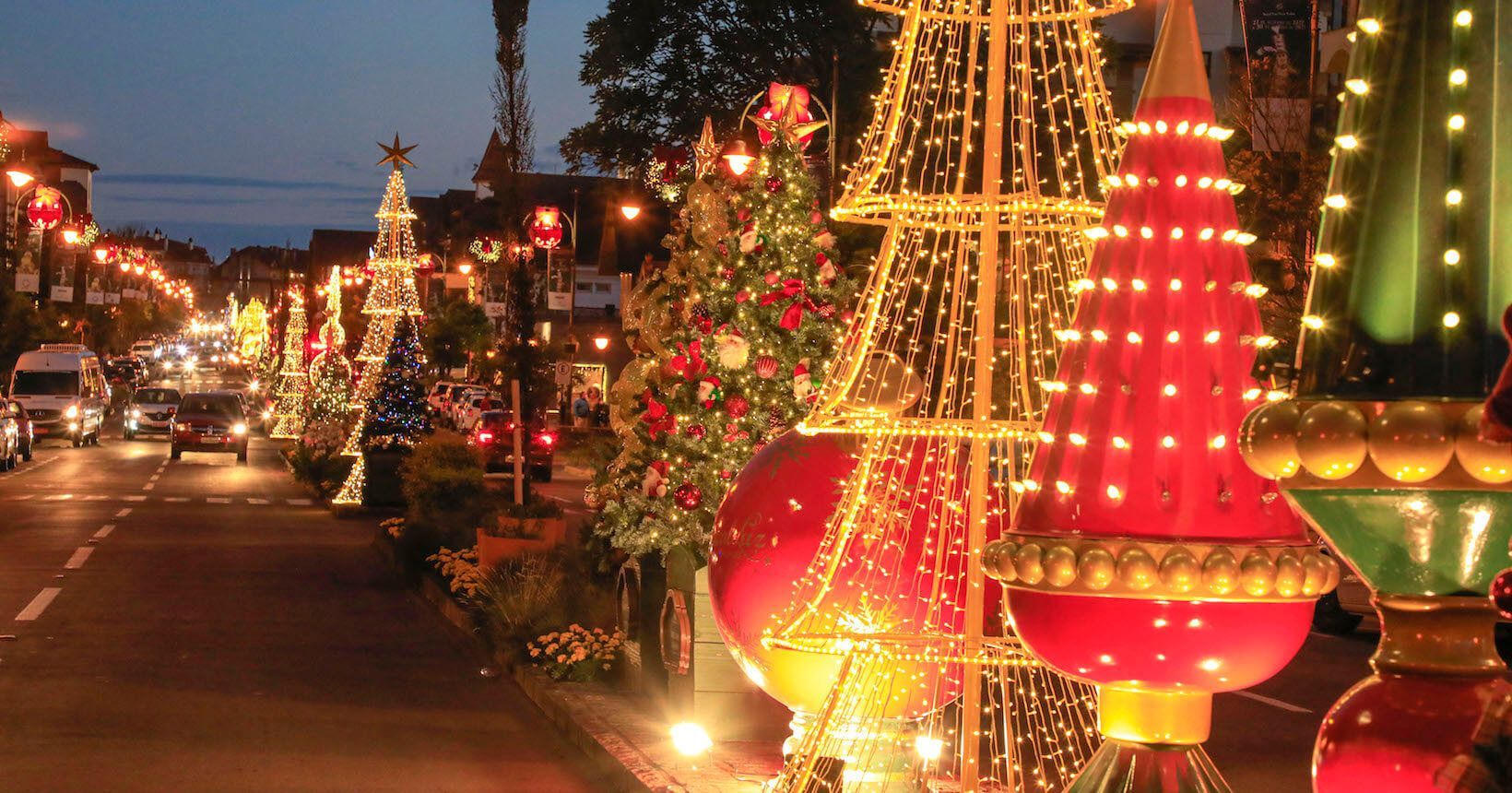 Uma rua com muitas decorações de natal
