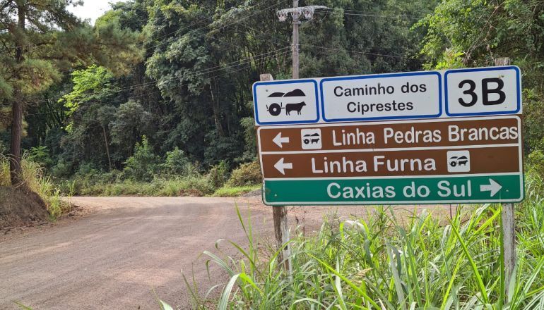 A sign that says caminho dos ciprestes on it